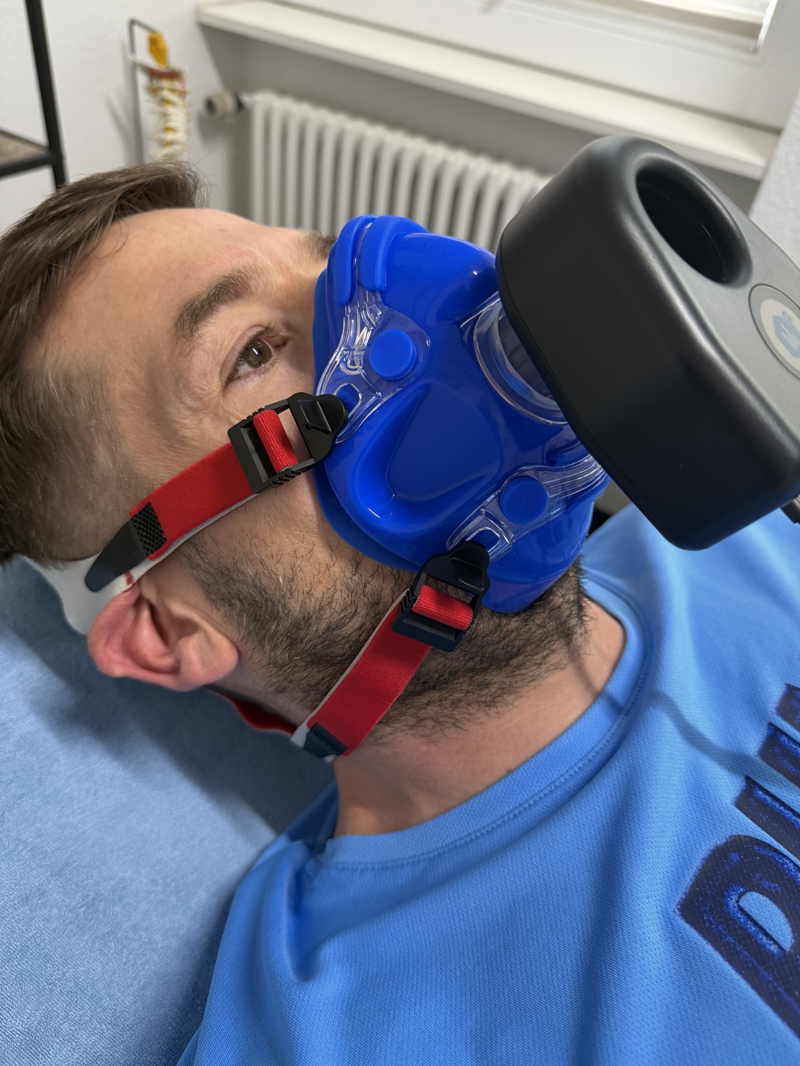 Messung des Ruheenergieverbrauchs mit Atemmaske im Liegen